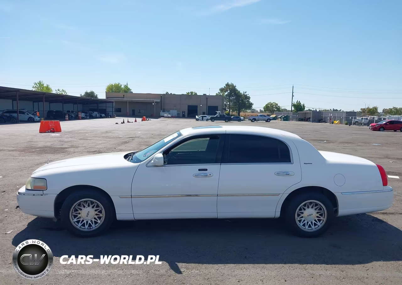 2003 Lincoln Town Car Signature VIN:1LNHM82W63Y605617 - 14
