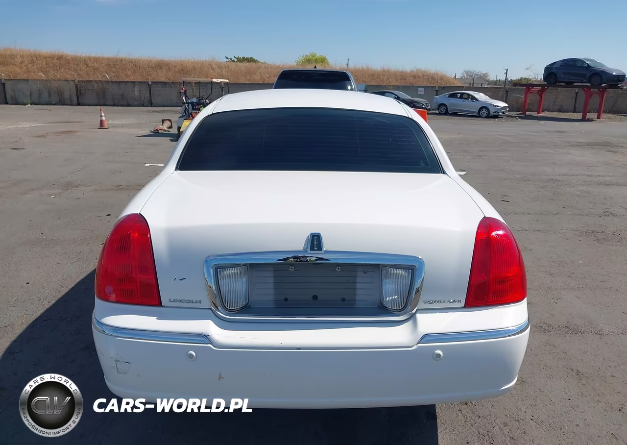 2003 Lincoln Town Car Signature VIN:1LNHM82W63Y605617 - 16