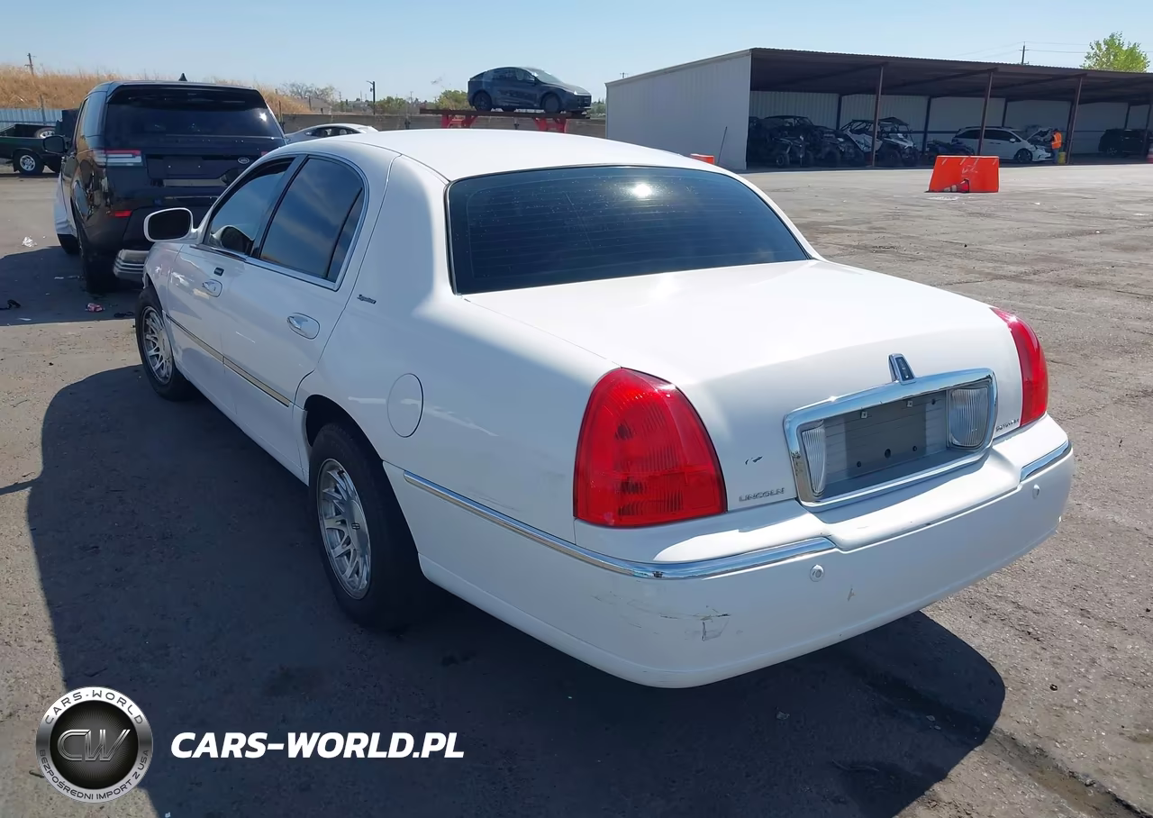 2003 Lincoln Town Car Signature VIN:1LNHM82W63Y605617 - 3