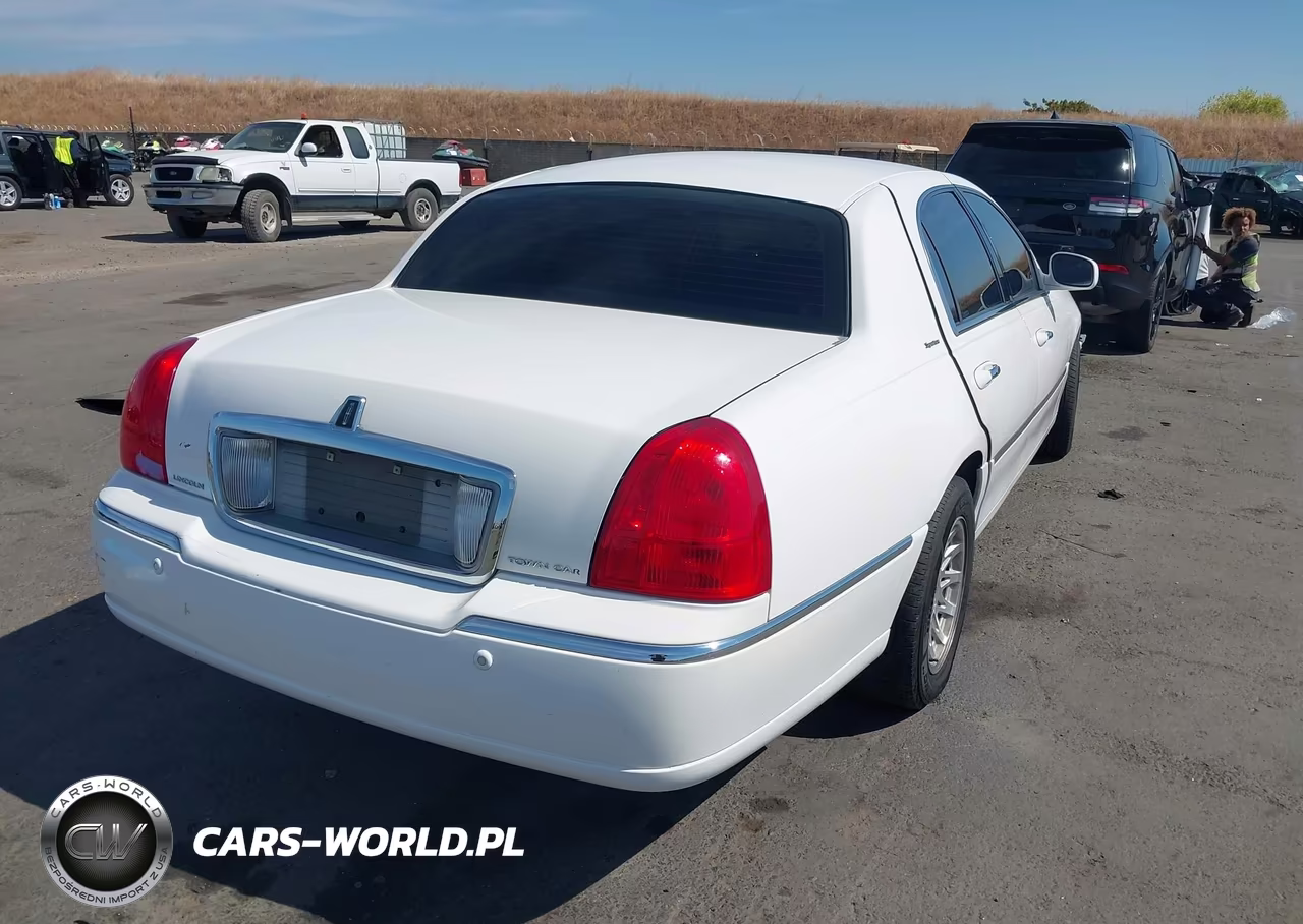 2003 Lincoln Town Car Signature VIN:1LNHM82W63Y605617 - 4
