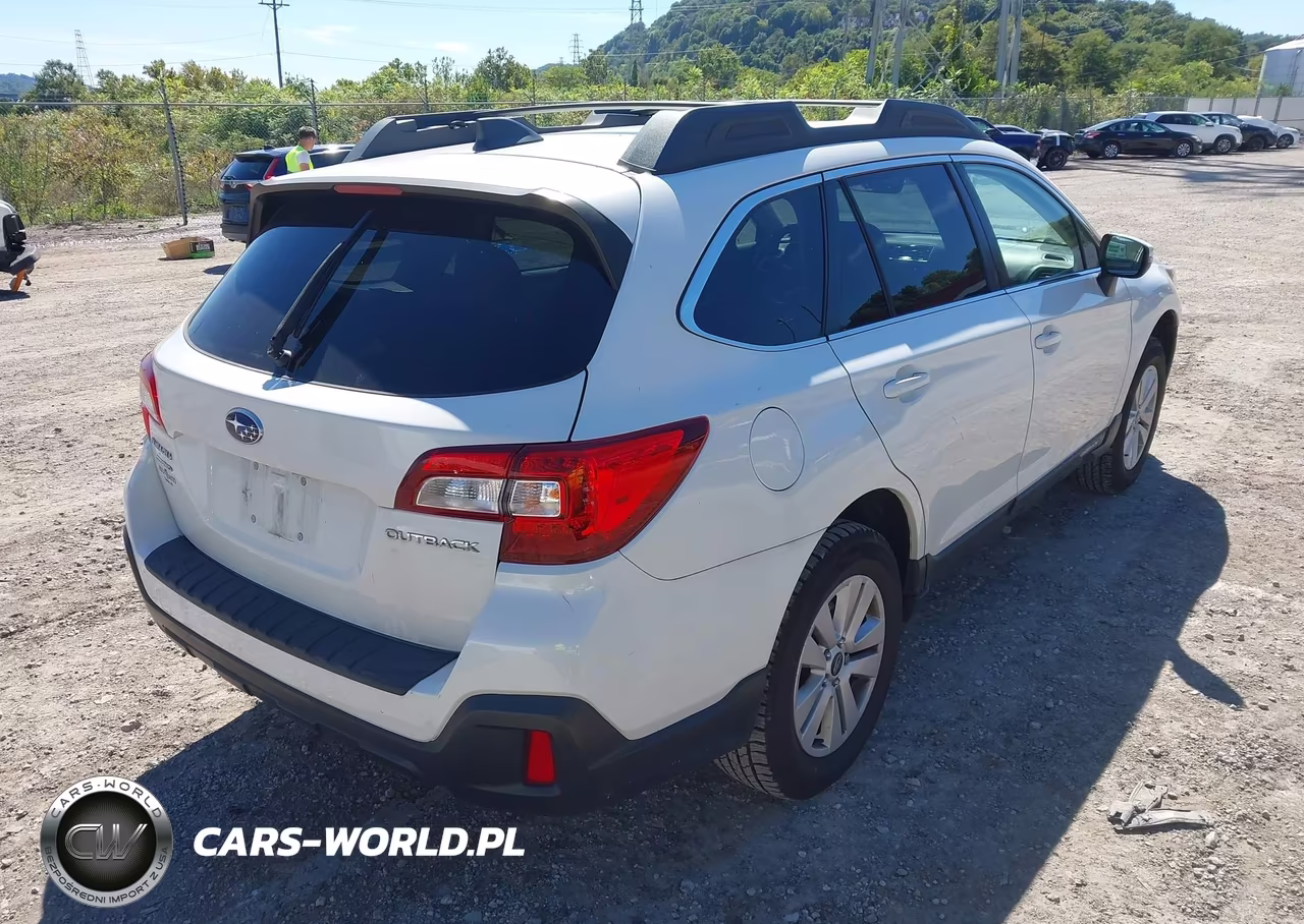 2018 Subaru Outback 2.5I Premium VIN:4S4BSAHC8J3203737 - 4