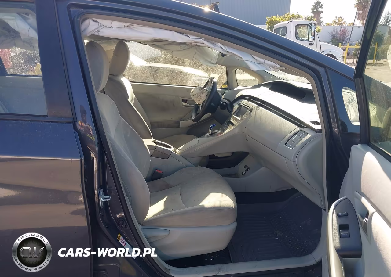 2015 Toyota Prius Two VIN:JTDKN3DU3F0461386 - 5