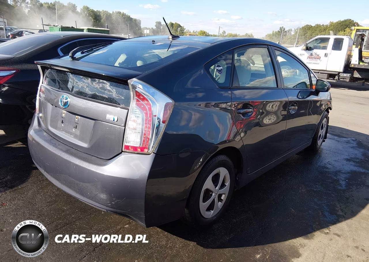 2014 Toyota Prius Three VIN:JTDKN3DU2E1740532 - 4