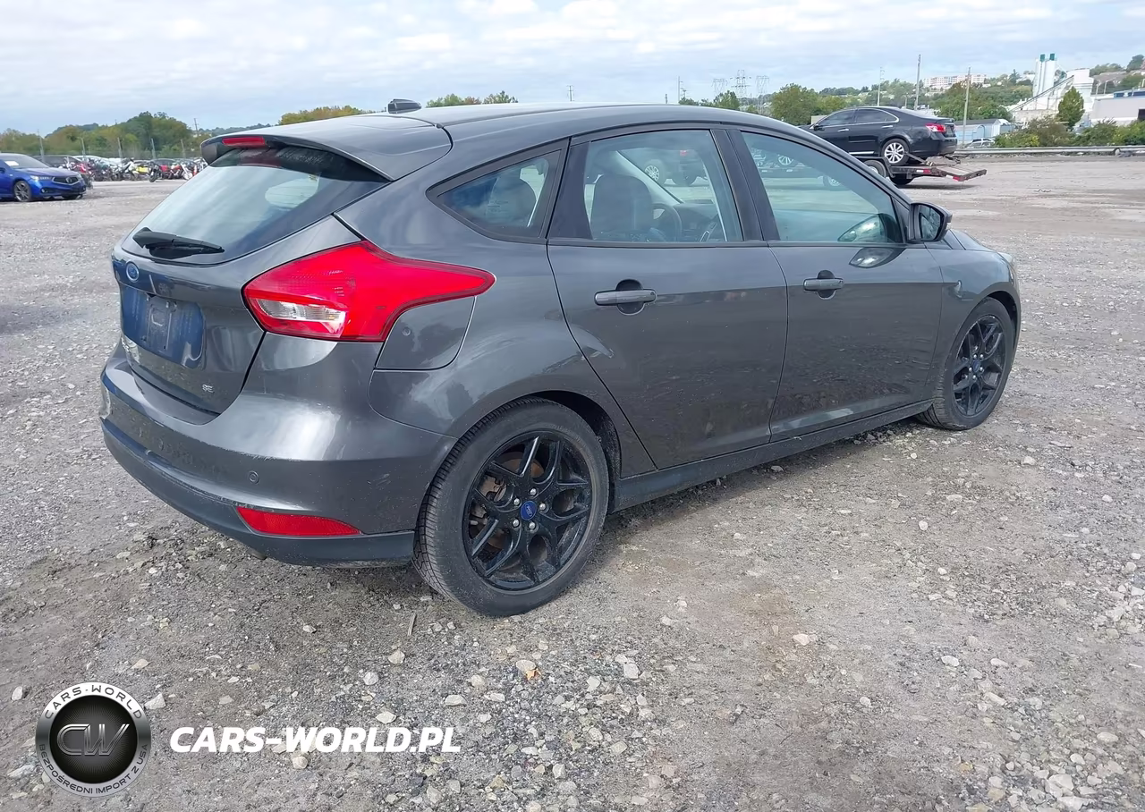 2016 Ford Focus Se VIN:1FADP3K20GL402869 - 4