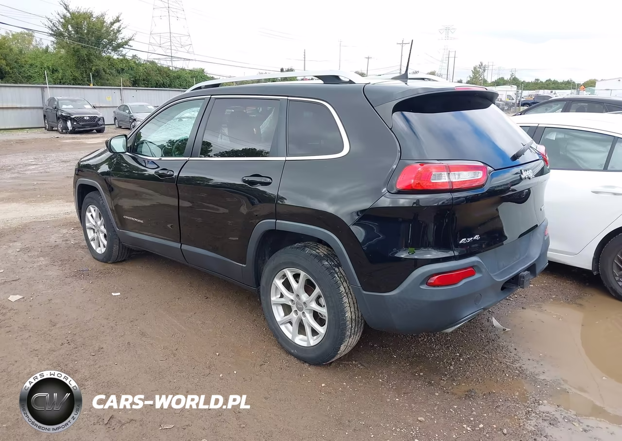 2017 Jeep Cherokee Latitude 4X4 VIN:1C4PJMCS5HW633800 - 3