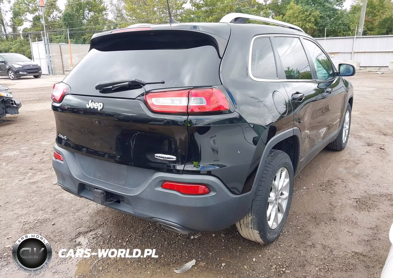 2017 Jeep Cherokee Latitude 4X4 VIN:1C4PJMCS5HW633800 - 4