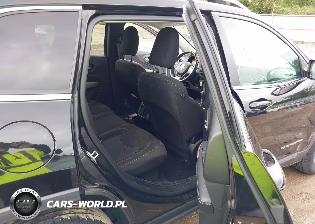 2017 Jeep Cherokee Latitude 4X4 VIN:1C4PJMCS5HW633800 - 8