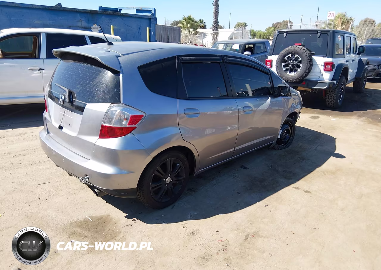 2010 Honda Fit Sport VIN:JHMGE8H49AC013950 - 4