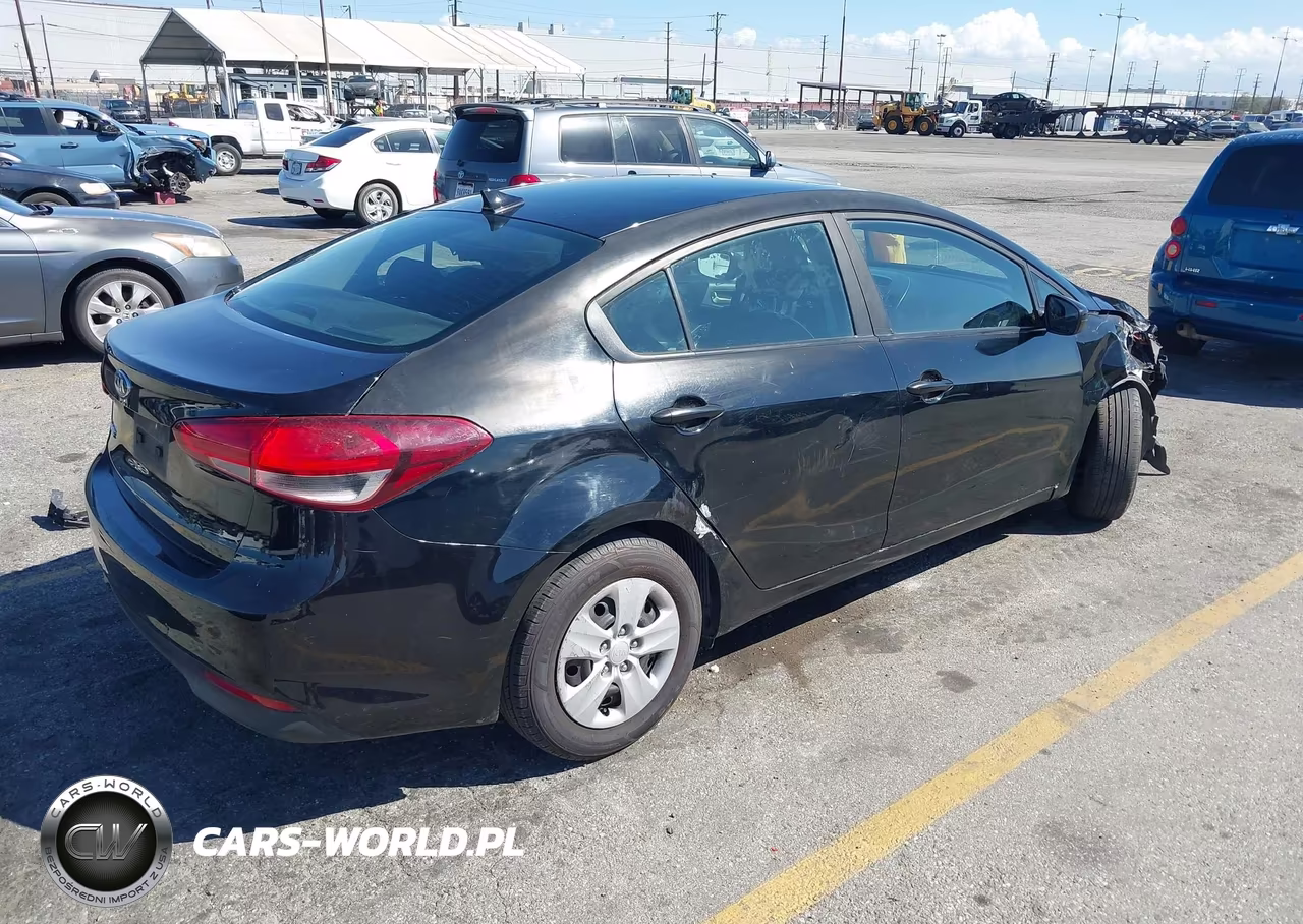 2018 Kia Forte Lx VIN:3KPFK4A75JE251662 - 4