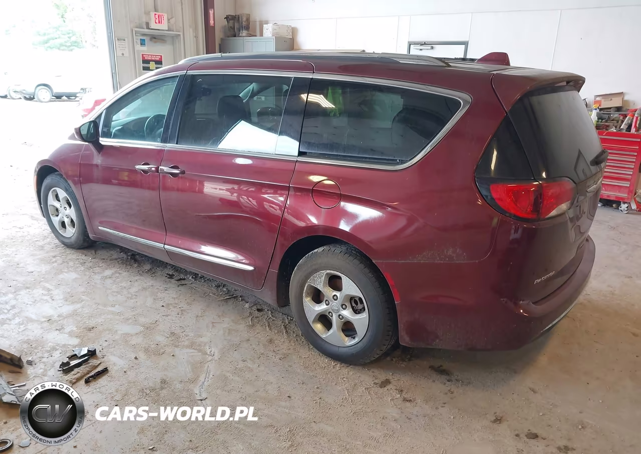 2017 Chrysler Pacifica Touring-L Plus VIN:2C4RC1EG6HR708779 - 3