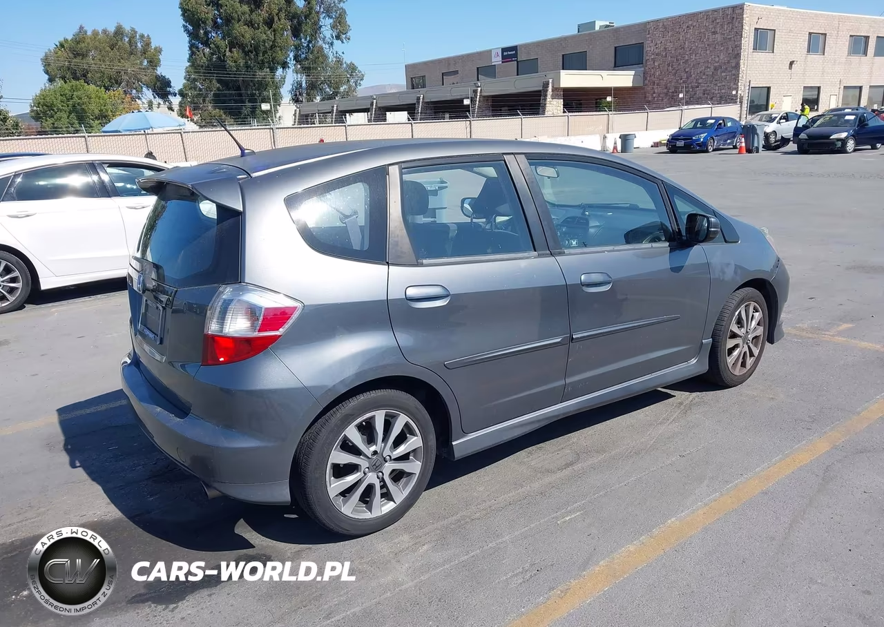 2013 Honda Fit Sport VIN:JHMGE8G5XDC016399 - 4