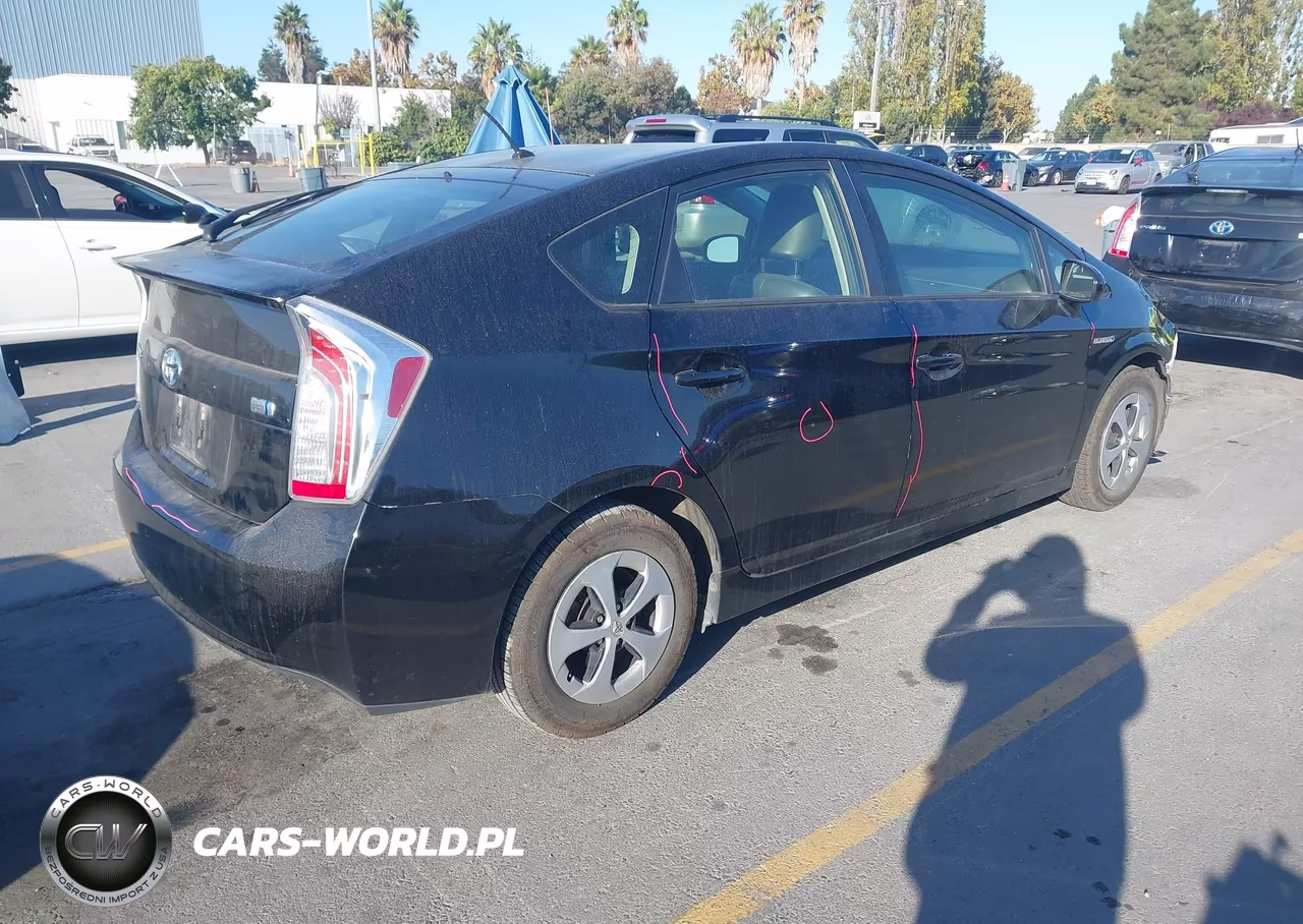 2015 Toyota Prius Two VIN:JTDKN3DU2F1961727 - 4