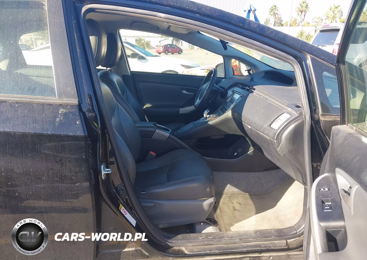 2015 Toyota Prius Two VIN:JTDKN3DU2F1961727 - 5