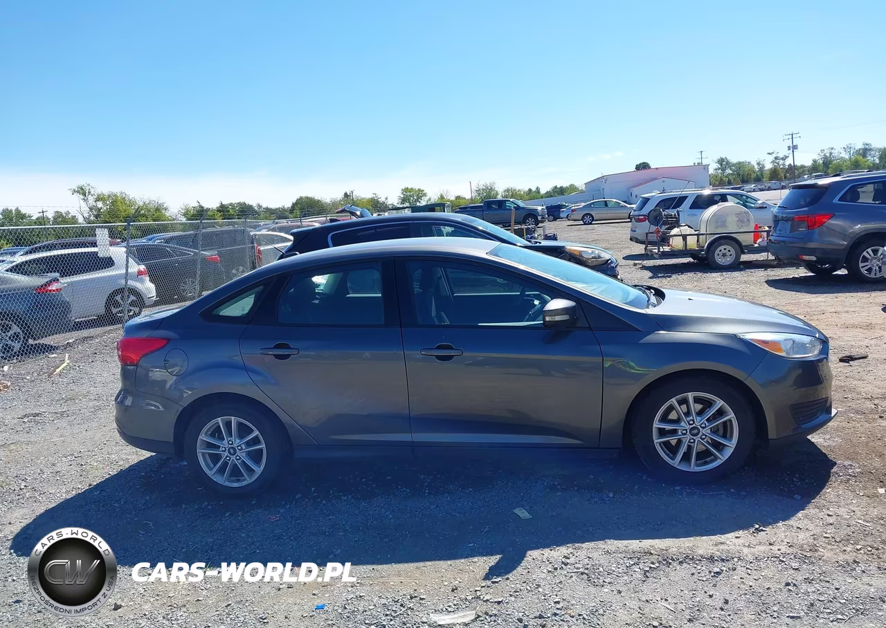 2018 Ford Focus Se VIN:1FADP3F24JL310908 - 13