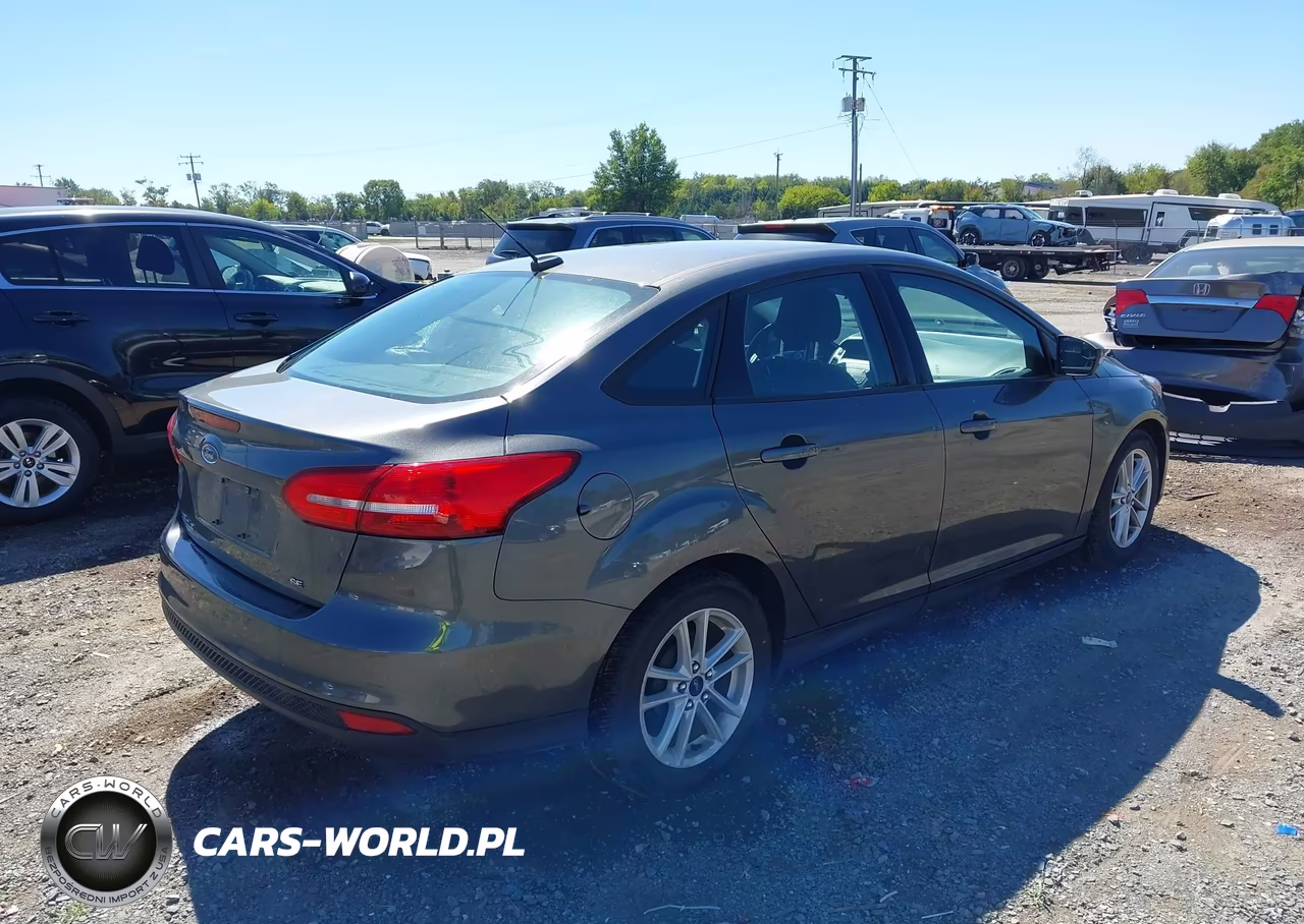 2018 Ford Focus Se VIN:1FADP3F24JL310908 - 4
