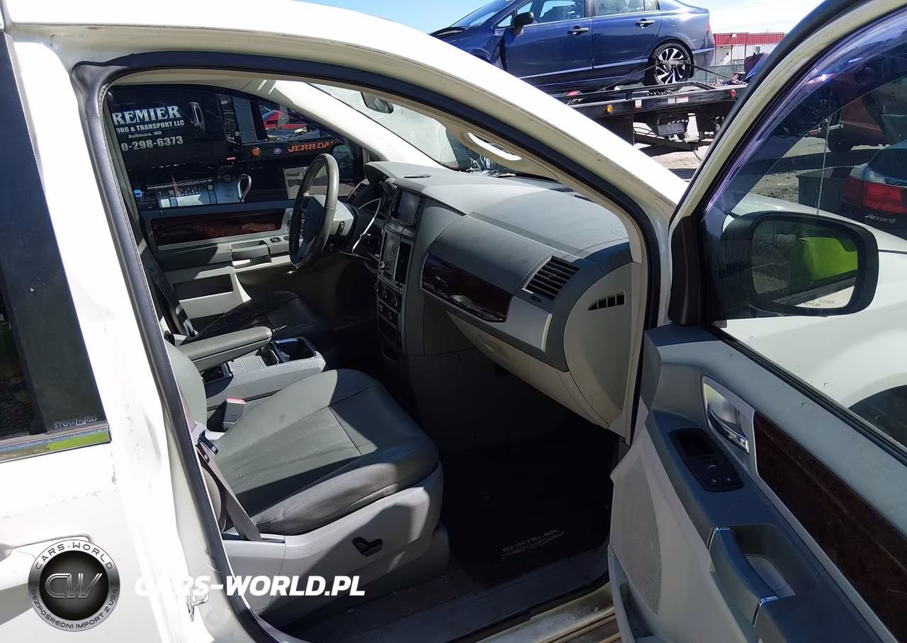 2010 Chrysler Town & Country Touring VIN:2A4RR5DX9AR151941 - 5