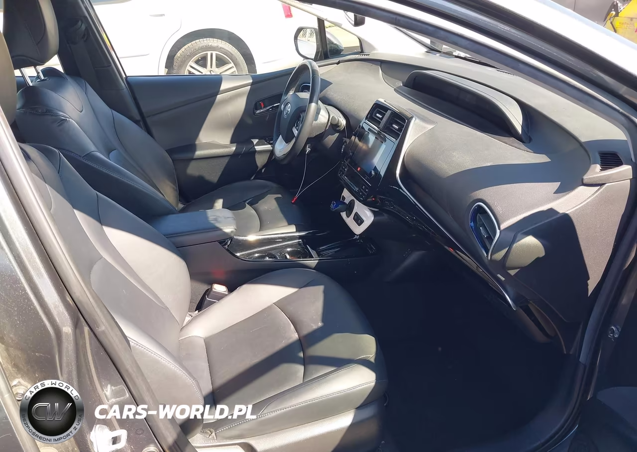 2017 Toyota Prius Four Touring VIN:JTDKARFU0H3046832 - 5