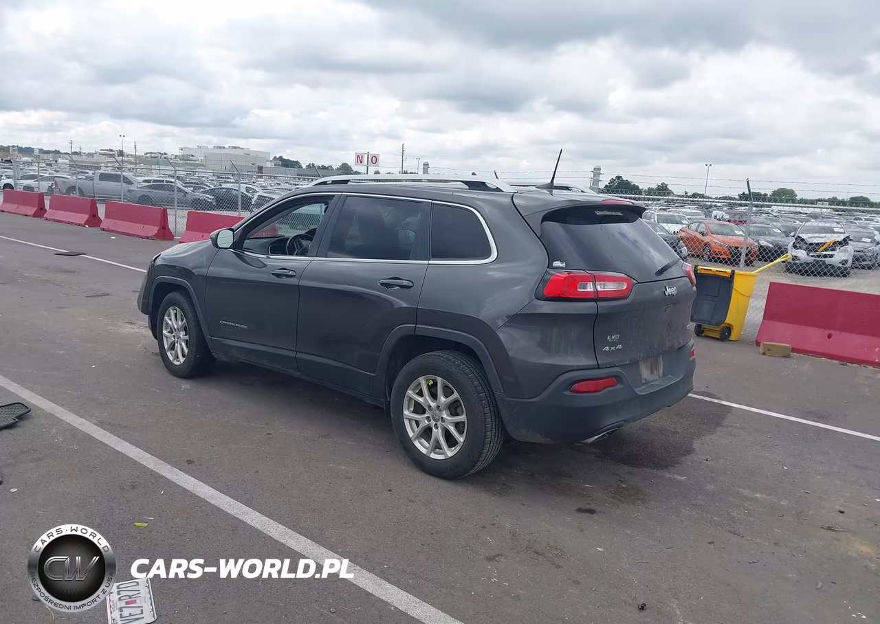 2017 Jeep Cherokee Latitude 4X4 VIN:1C4PJMCS6HW587815 - 3