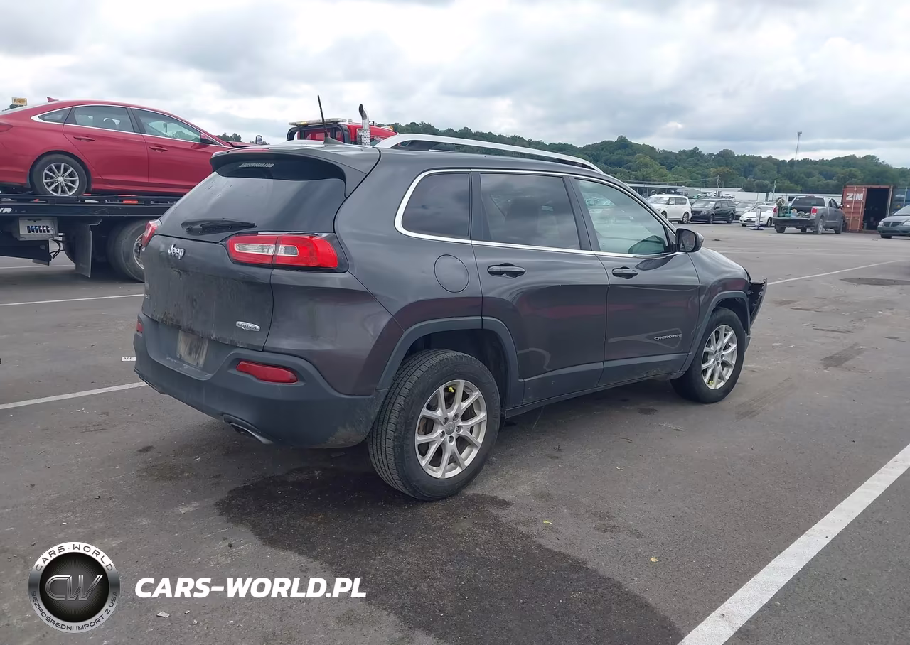 2017 Jeep Cherokee Latitude 4X4 VIN:1C4PJMCS6HW587815 - 4