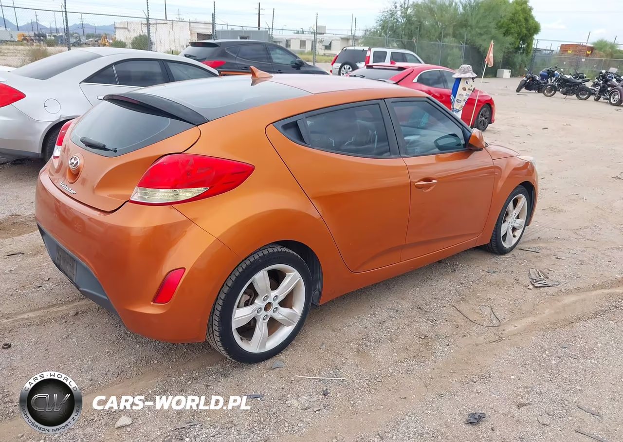 2013 Hyundai Veloster Base W-Black VIN:KMHTC6AD6DU151122 - 4