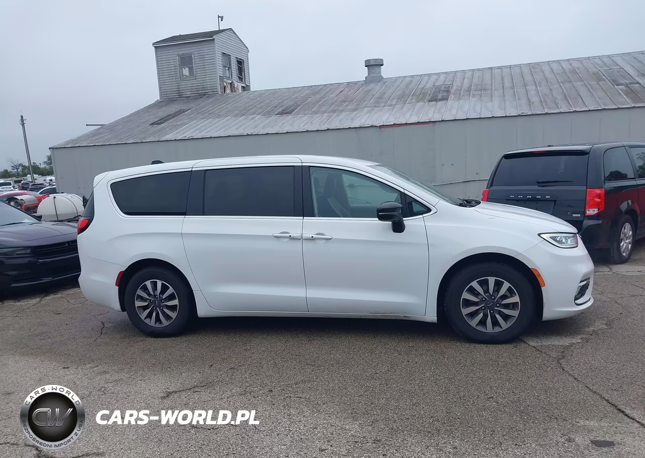 2024 Chrysler Pacifica Hybrid VIN:2C4RC1S79RR170861 - 16