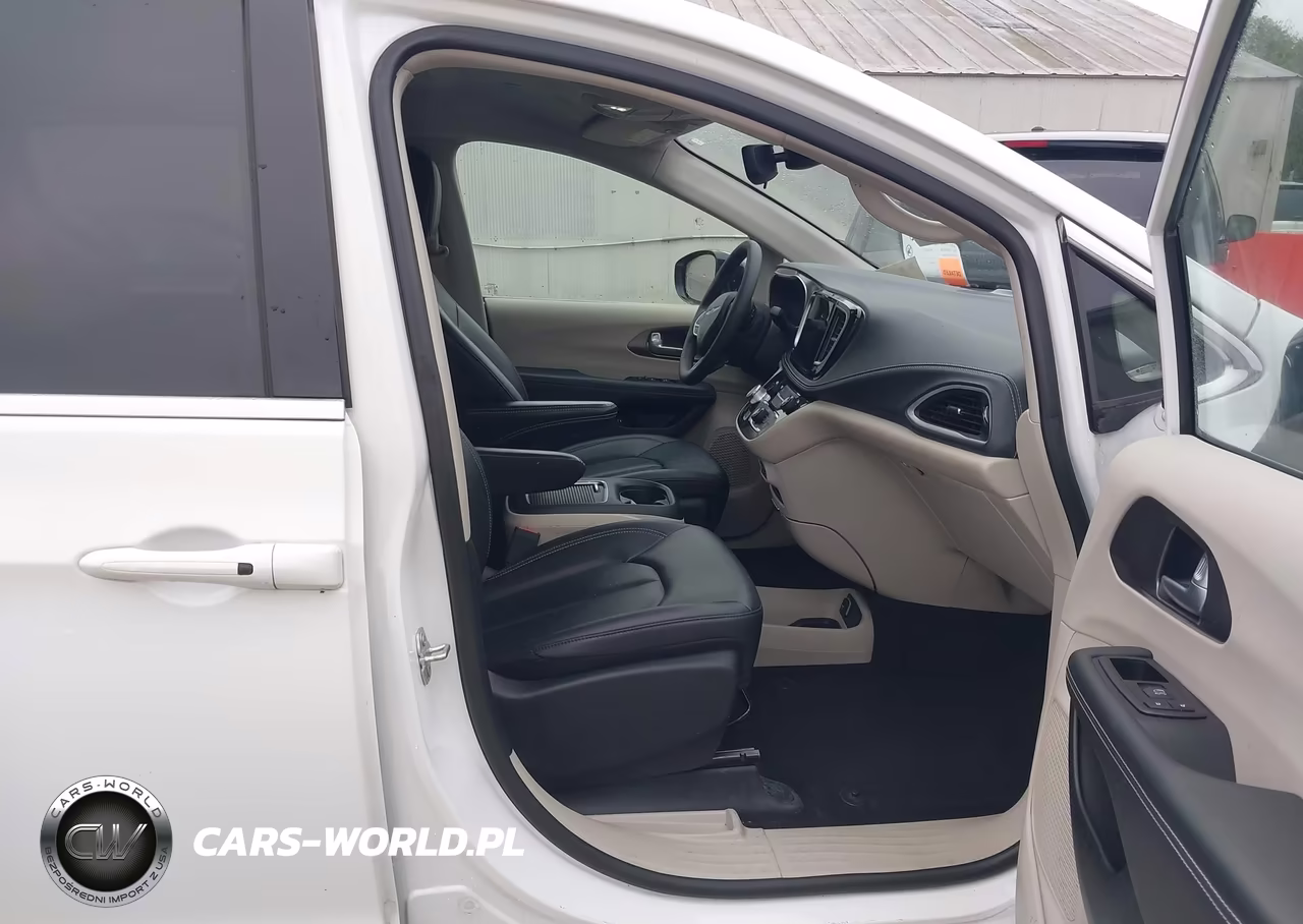 2024 Chrysler Pacifica Hybrid VIN:2C4RC1S79RR170861 - 5