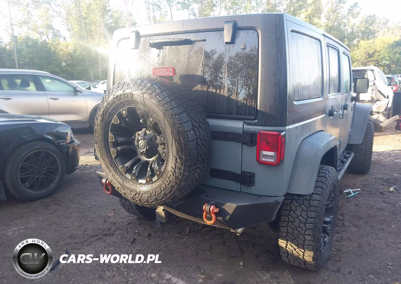 2015 Jeep Wrangler Unlimited Sport VIN:1C4BJWDGXFL734412 - 4
