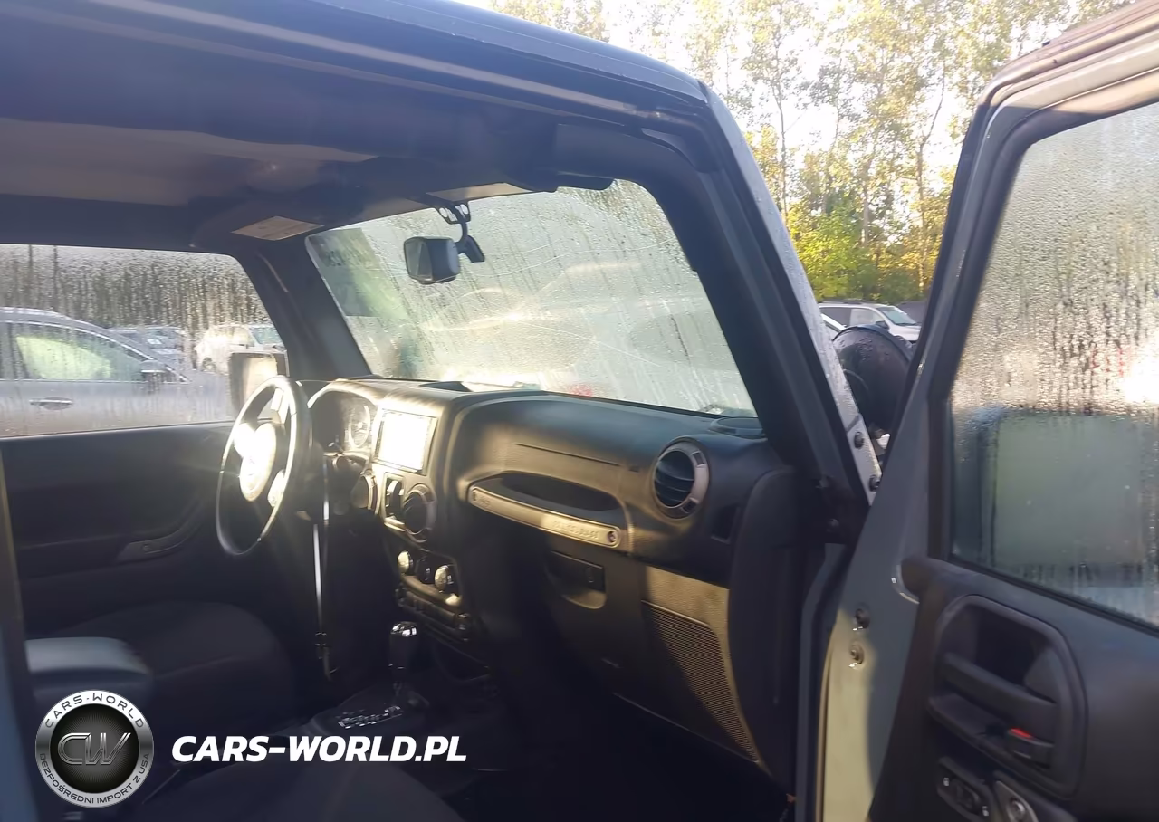 2015 Jeep Wrangler Unlimited Sport VIN:1C4BJWDGXFL734412 - 5