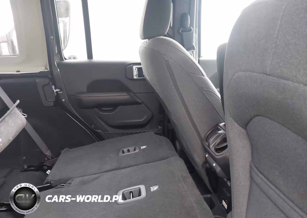 2025 Jeep Wrangler 4-Door Sahara 4X4 VIN:1C4PJXEN2SW589285 - 8