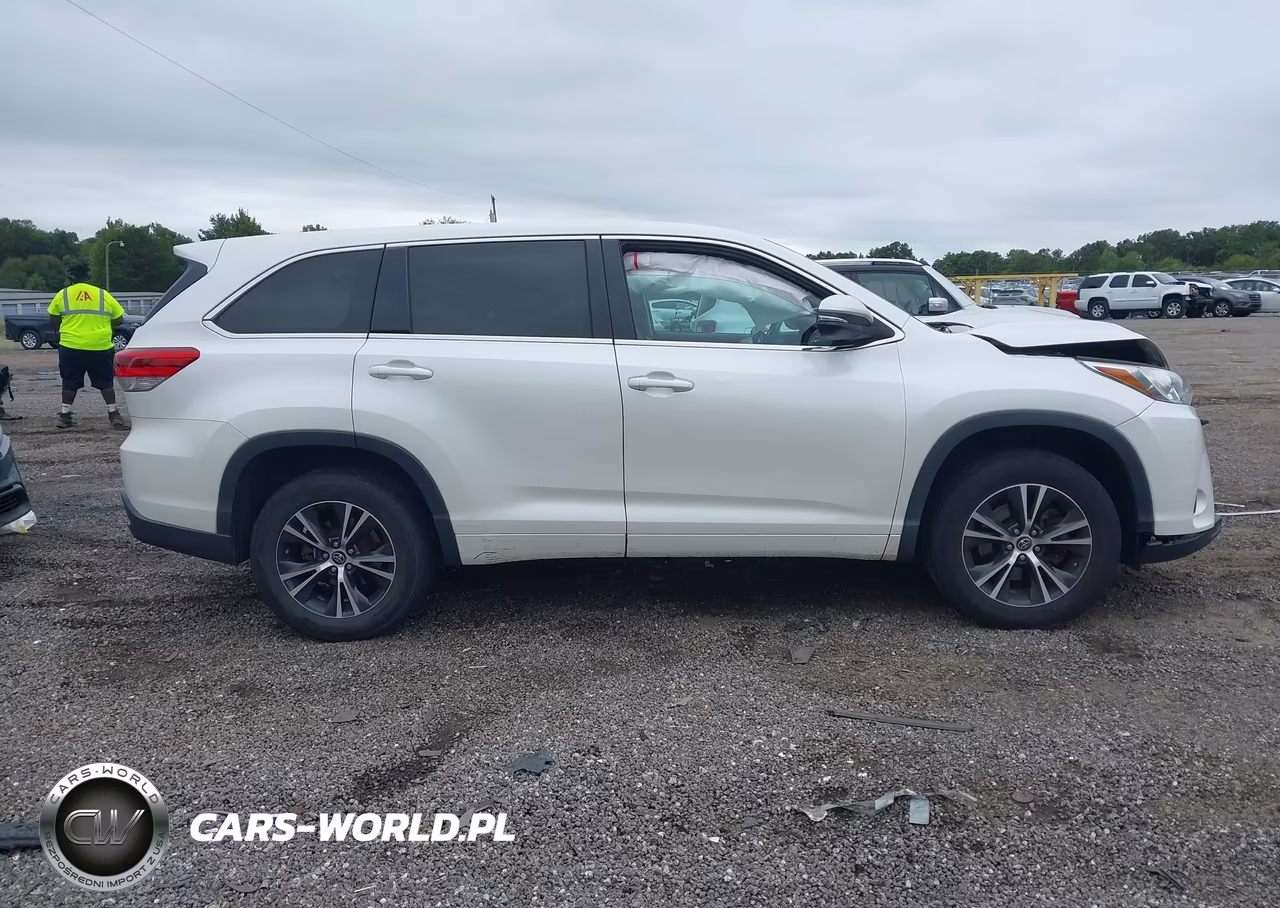 2018 Toyota Highlander Le VIN:5TDZARFH6JS038420 - 13
