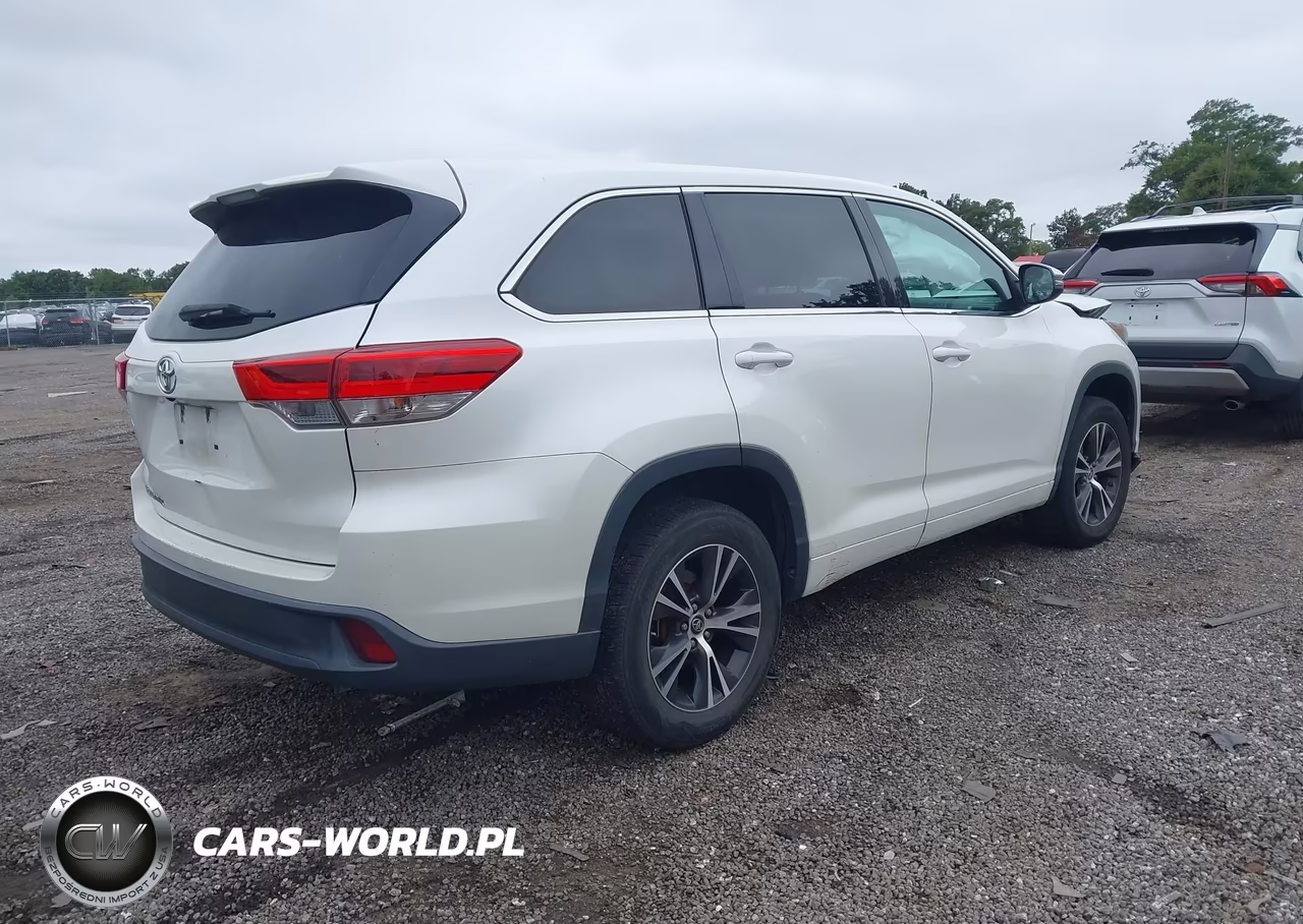 2018 Toyota Highlander Le VIN:5TDZARFH6JS038420 - 4