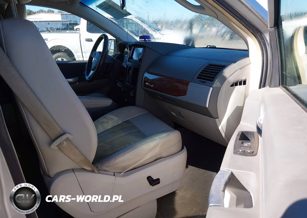 2008 Chrysler Town & Country Touring VIN:2A8HR54P98R134089 - 5