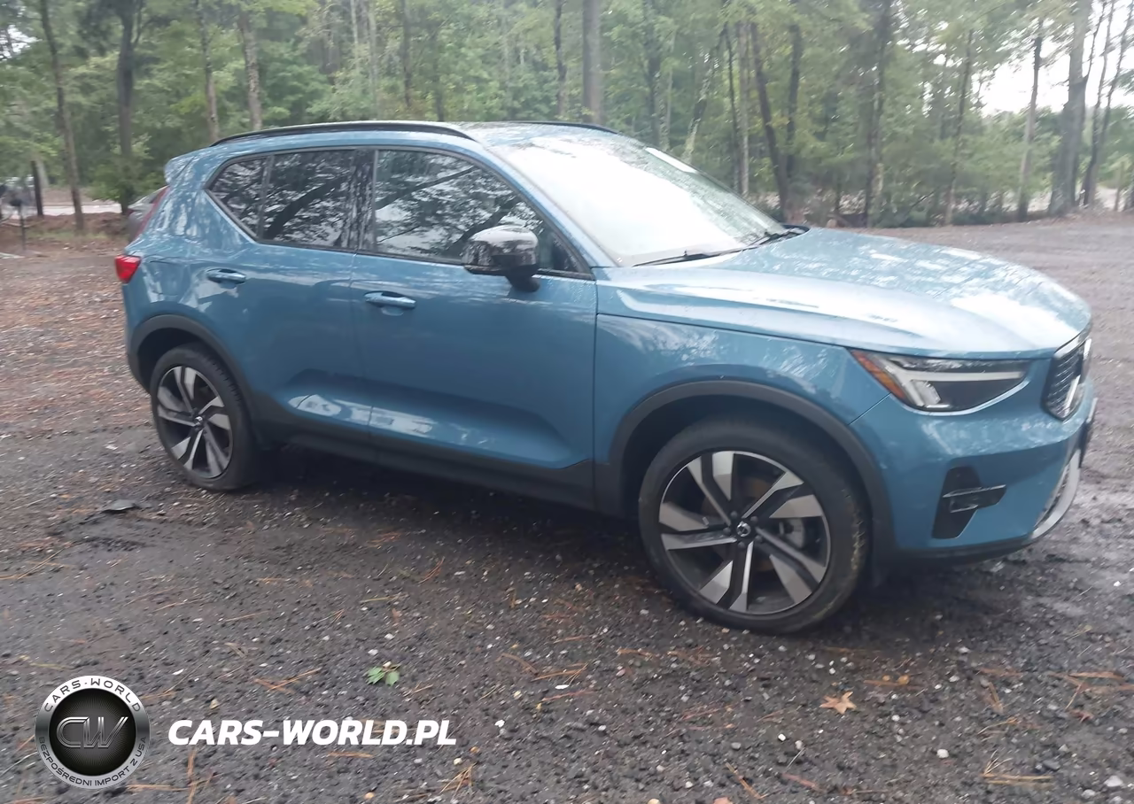 2023 Volvo Xc40 B5 Plus Dark Theme