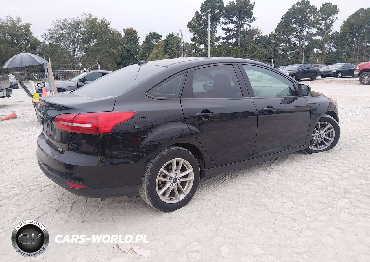 2018 Ford Focus Se VIN:1FADP3FE8JL281651 - 4