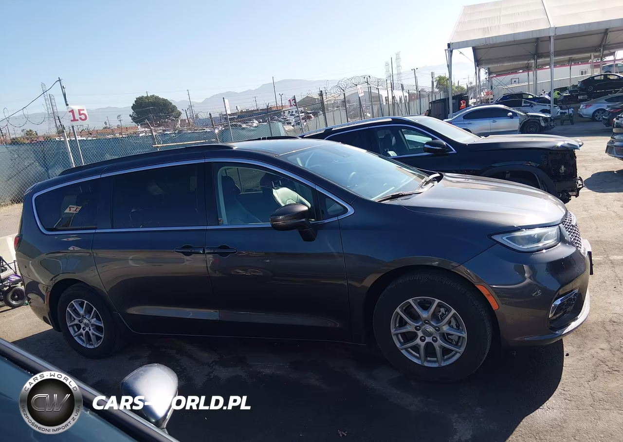 2022 Chrysler Pacifica Touring L VIN:2C4RC1BGXNR181586 - 13