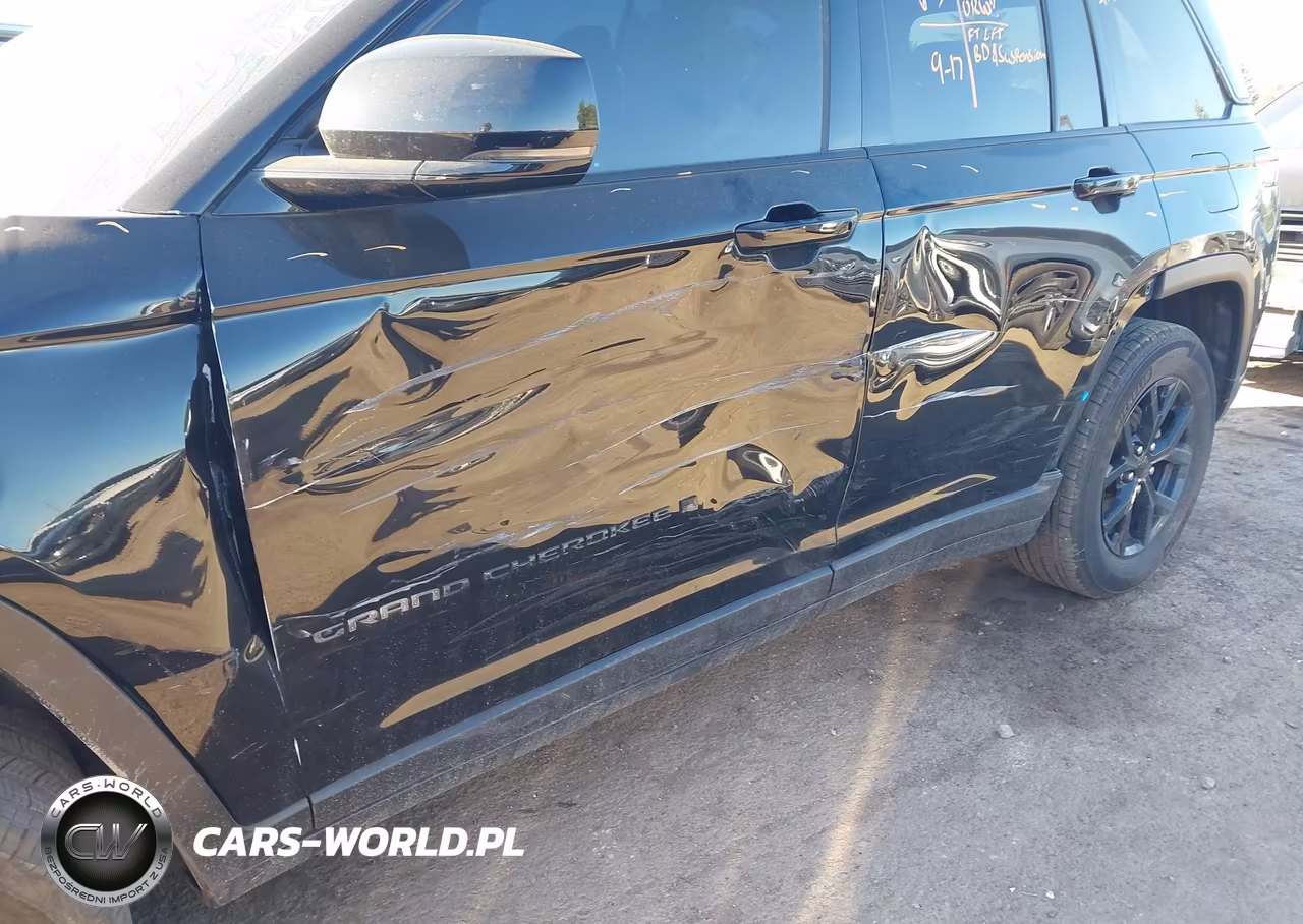 2025 Jeep Grand Cherokee Altitude 4X4 VIN:1C4RJHAG9S8703289 - 17