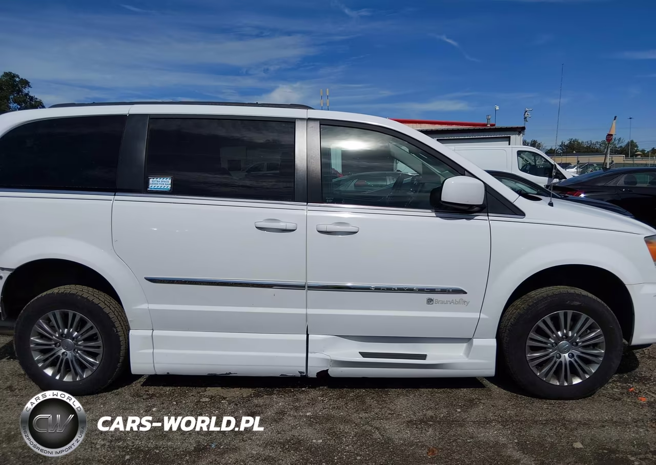 2015 Chrysler Town & Country Touring-L VIN:2C4RC1CG5FR504118 - 13
