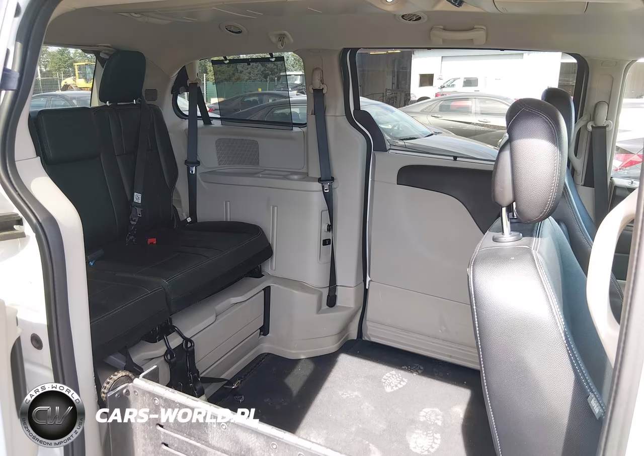 2015 Chrysler Town & Country Touring-L VIN:2C4RC1CG5FR504118 - 8