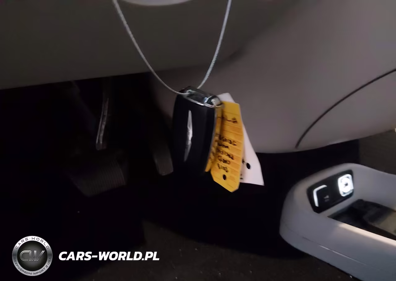 2018 Chrysler Pacifica Hybrid Limited VIN:2C4RC1N76JR105207 - 11