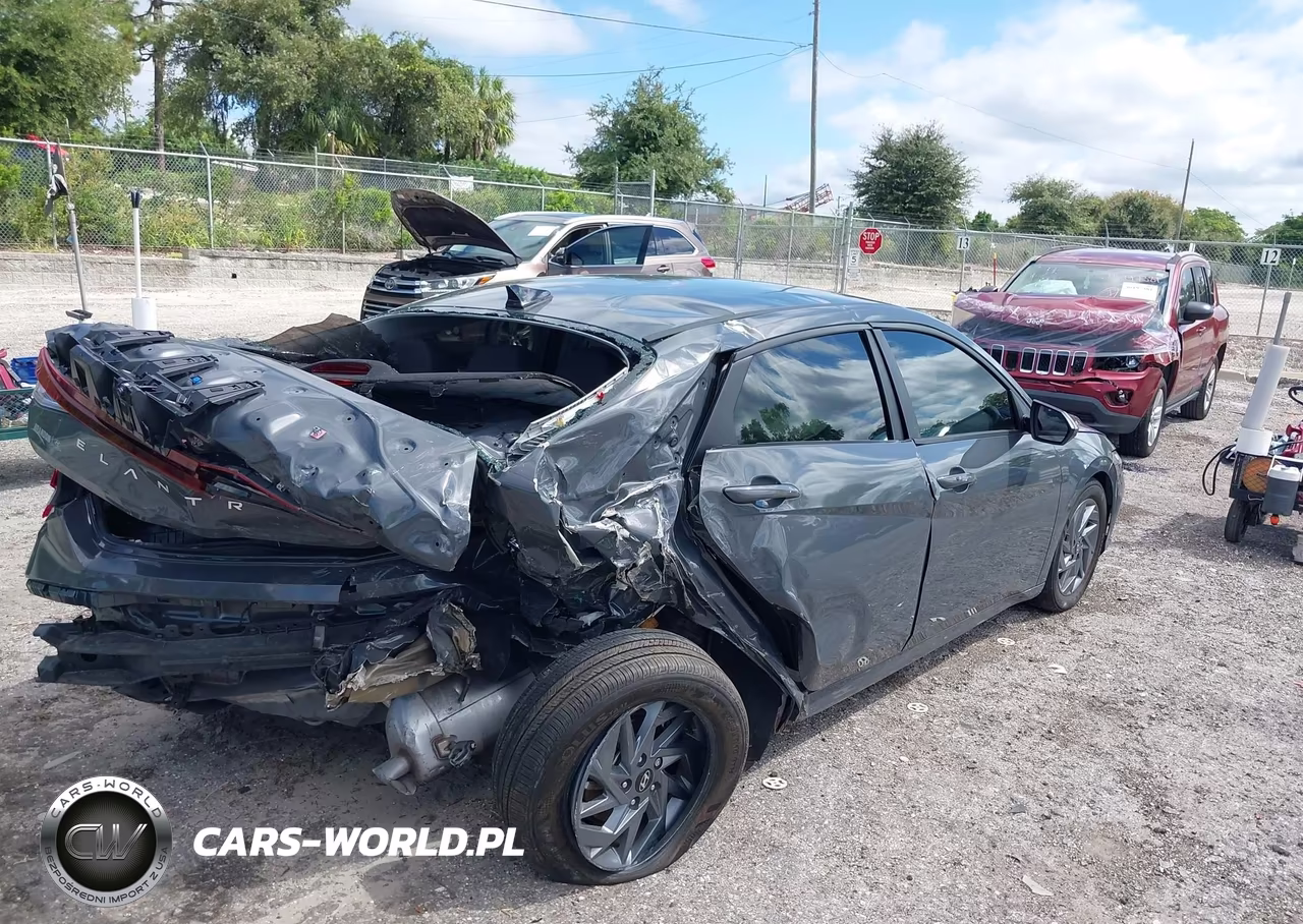 2024 Hyundai Elantra Sel VIN:KMHLM4DGXRU750362 - 4