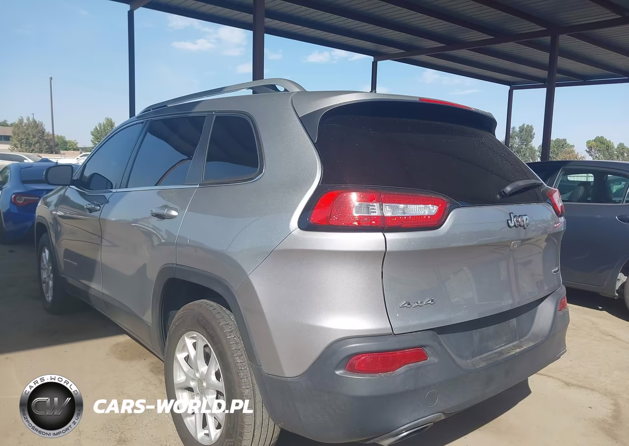 2015 Jeep Cherokee Latitude VIN:1C4PJMCSXFW640576 - 3