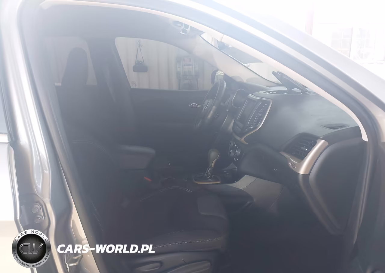 2015 Jeep Cherokee Latitude VIN:1C4PJMCSXFW640576 - 5