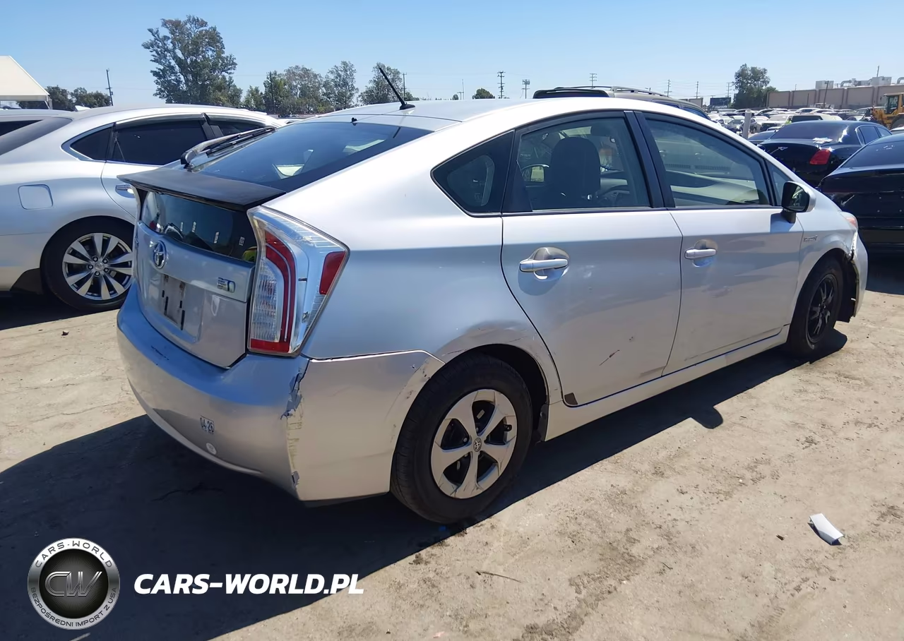 2015 Toyota Prius Five-Four-Persona Series Special Edition-Three-Two VIN:JTDKN3DU8F1992612 - 4