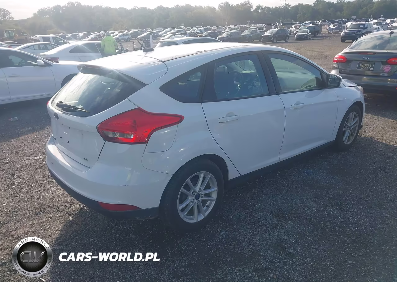 2018 Ford Focus Se VIN:1FADP3K21JL206348 - 4