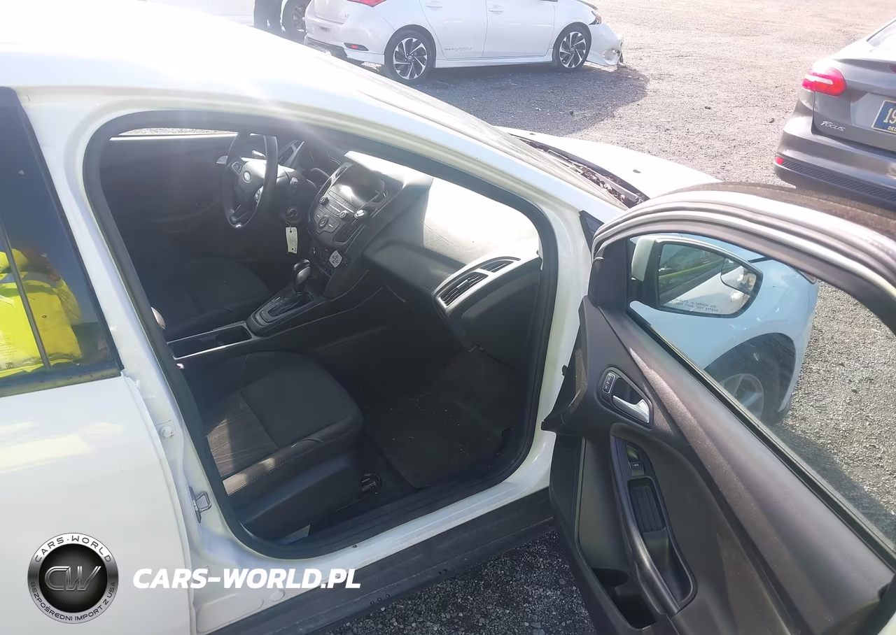2018 Ford Focus Se VIN:1FADP3K21JL206348 - 5