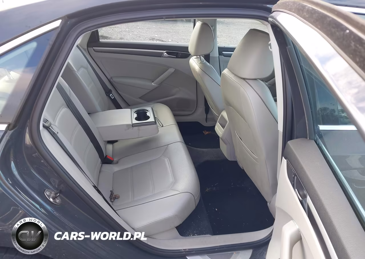 2017 Volkswagen Passat 1.8T R-Line VIN:1VWDT7A30HC062645 - 8