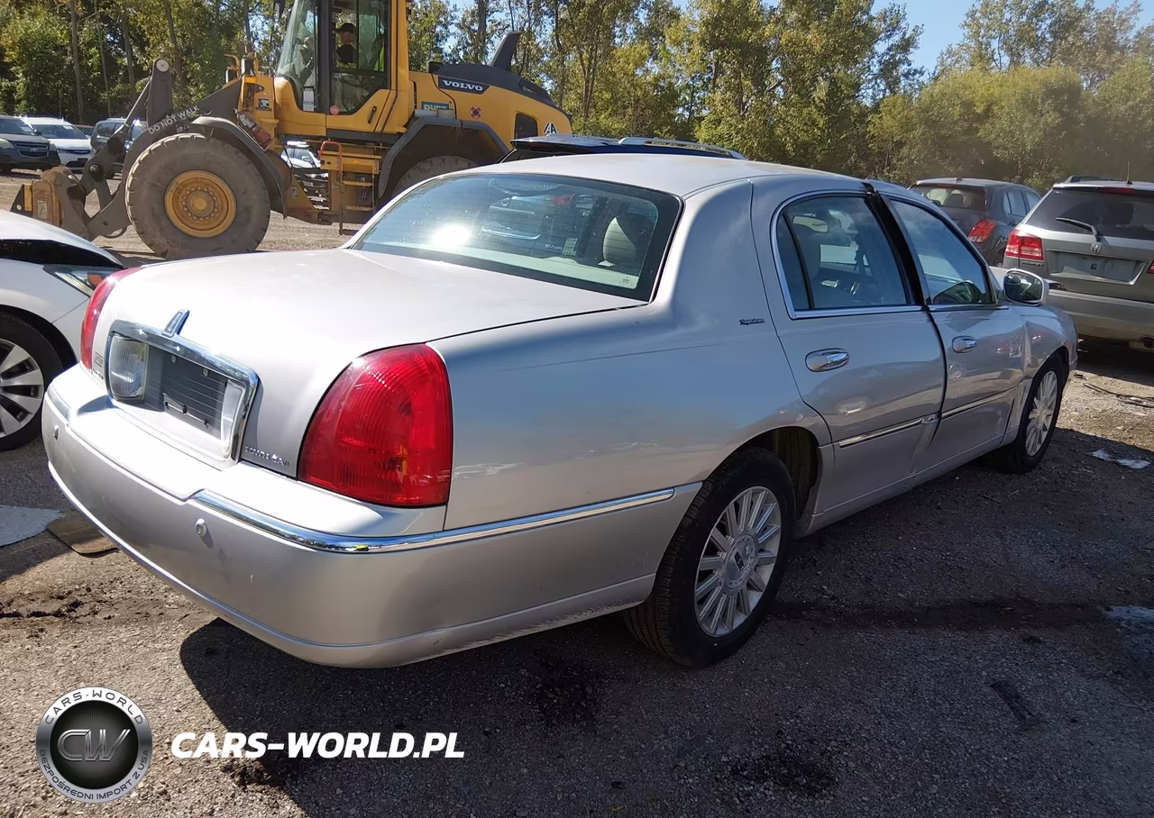 2003 Lincoln Town Car VIN:1LNHM82W13Y642669 - 4