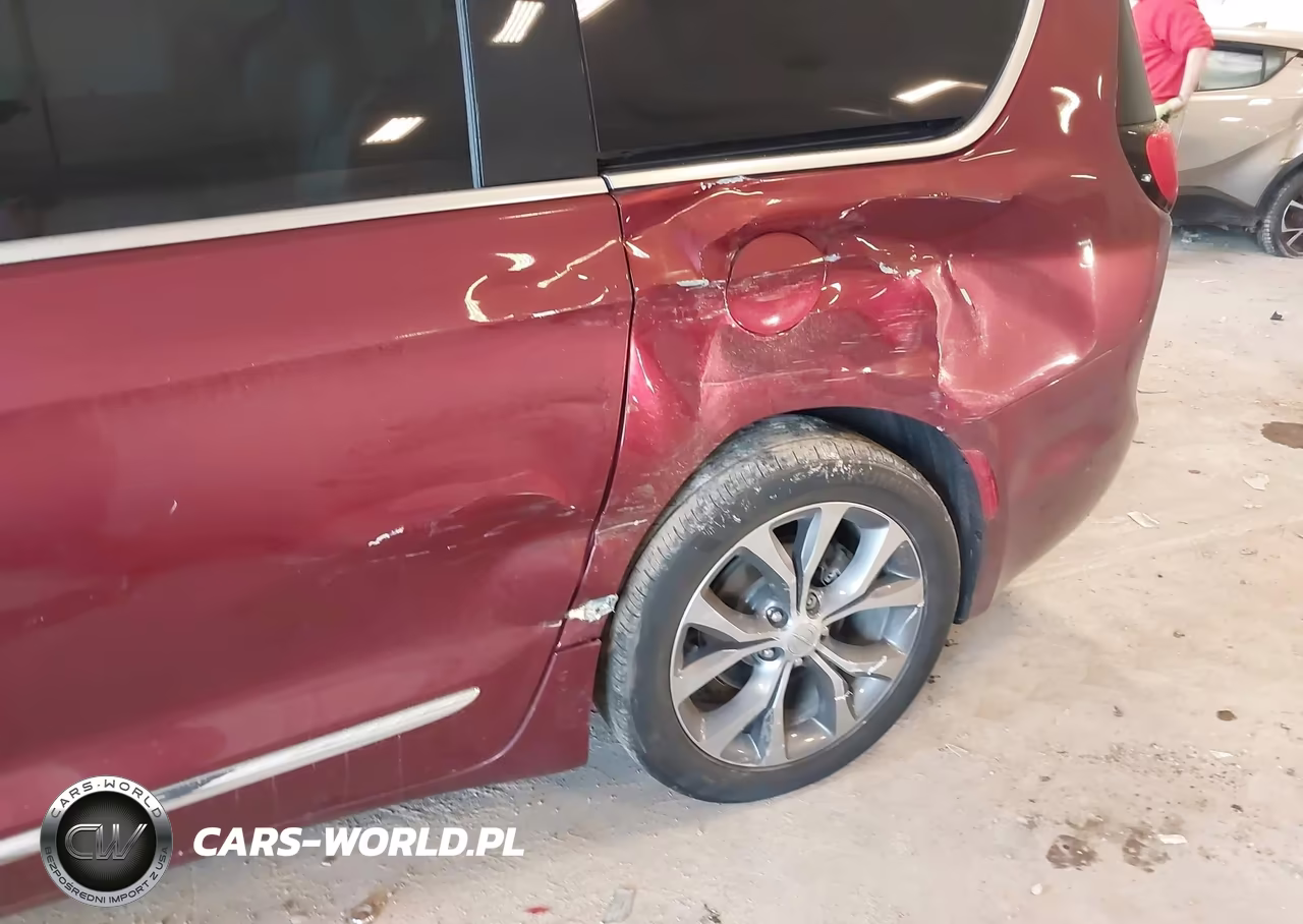 2018 Chrysler Pacifica Limited VIN:2C4RC1GG7JR155093 - 17