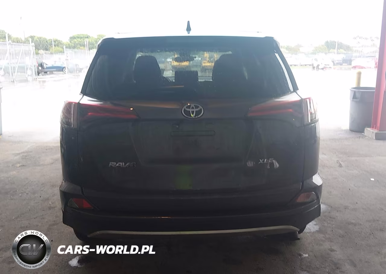 2018 Toyota Rav4 Xle VIN:JTMWFREV3JD131774 - 17