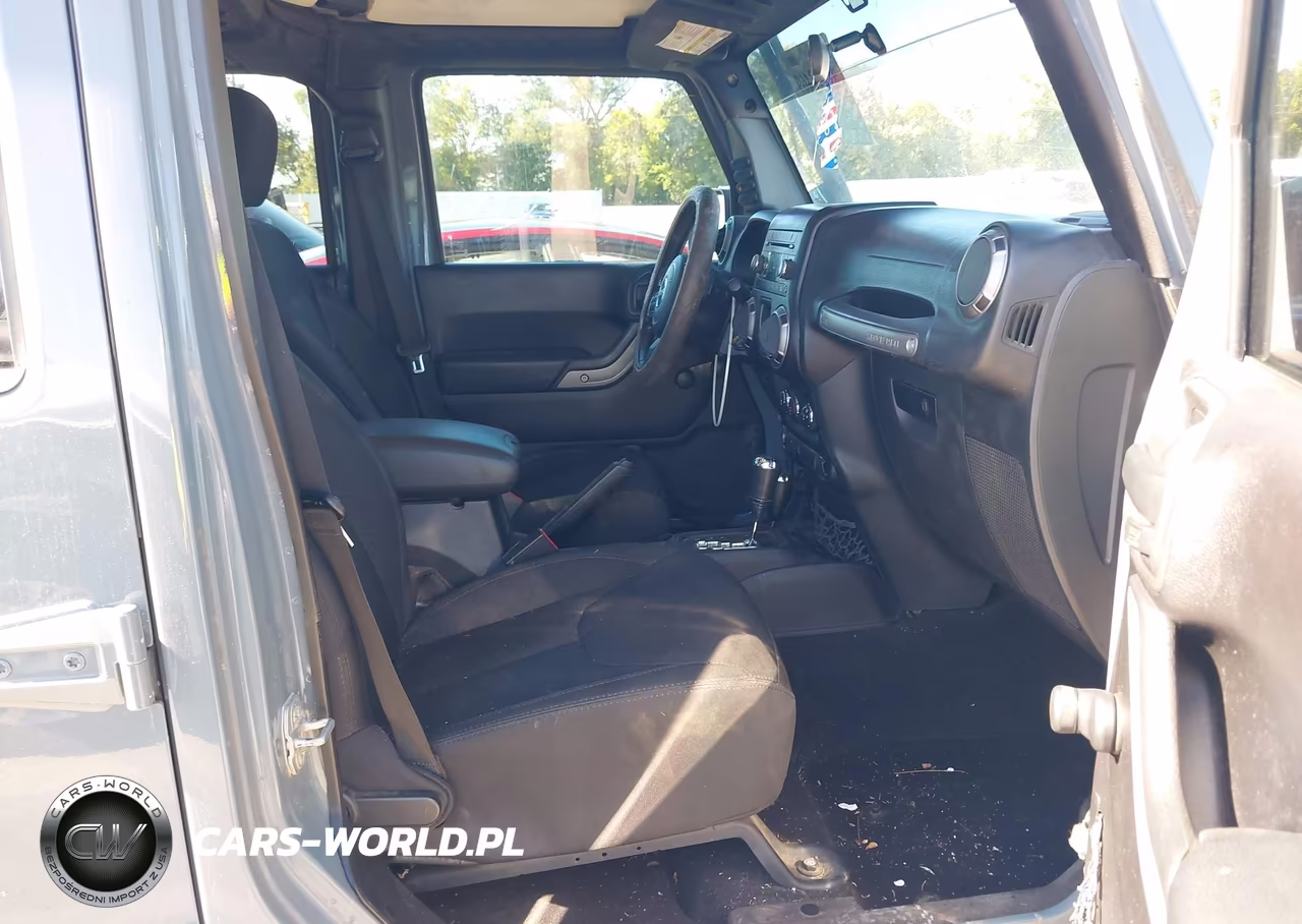 2015 Jeep Wrangler Unlimited Sport VIN:1C4BJWDG2FL598180 - 5